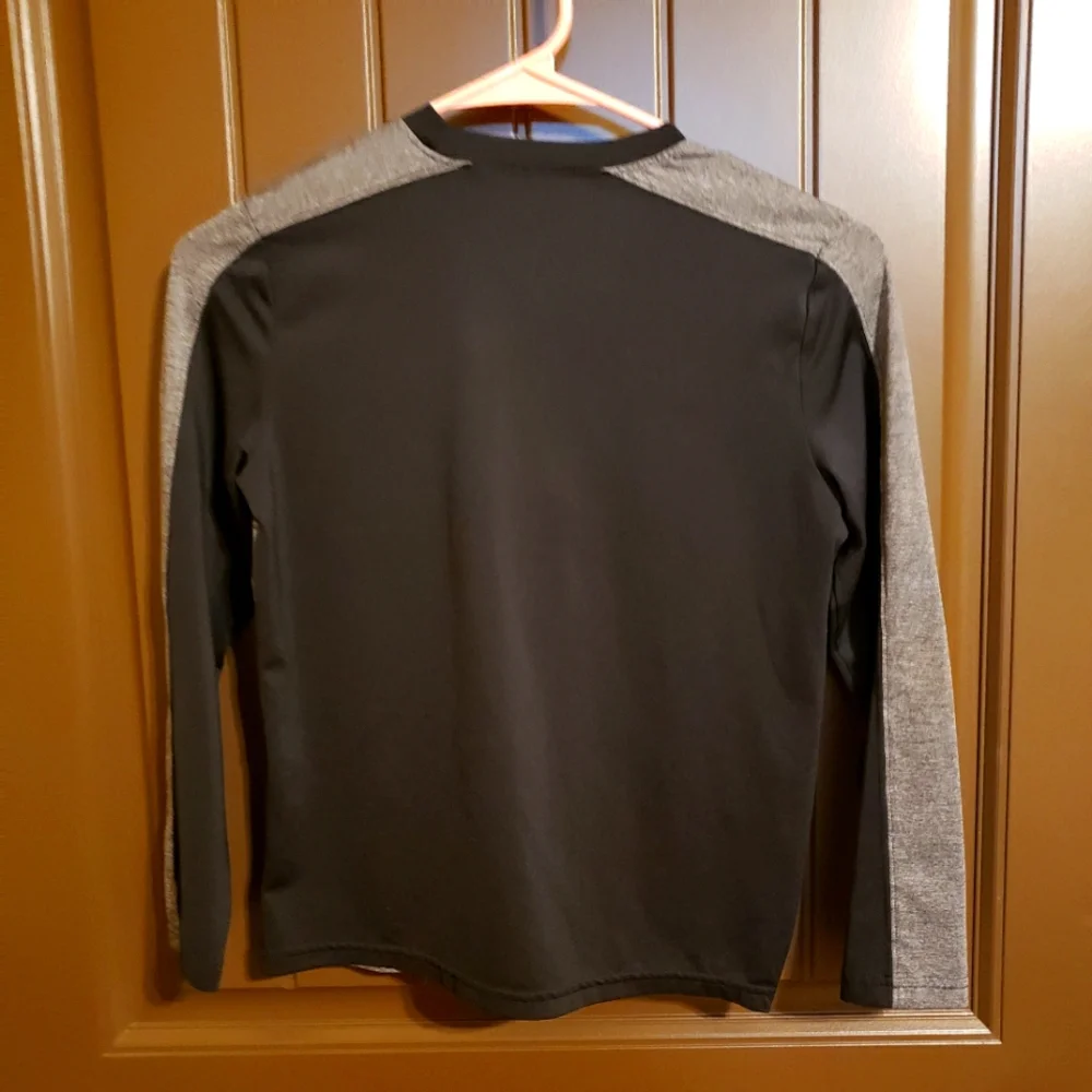 UNDER ARMOUR Boy's Heatgear Long-Sleeved Black/Gray Shirt - Size YSM